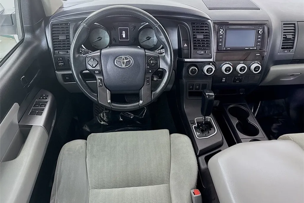 2018 Toyota Sequoia SR5 photo 1