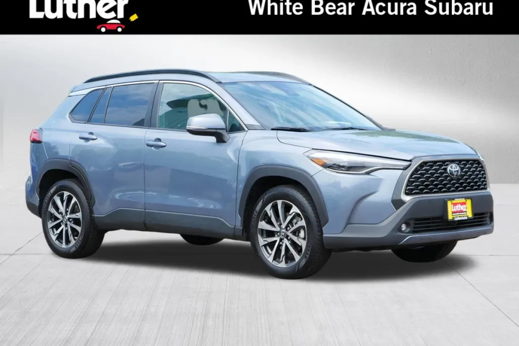 2022 Toyota Corolla Cross XLE photo 1
