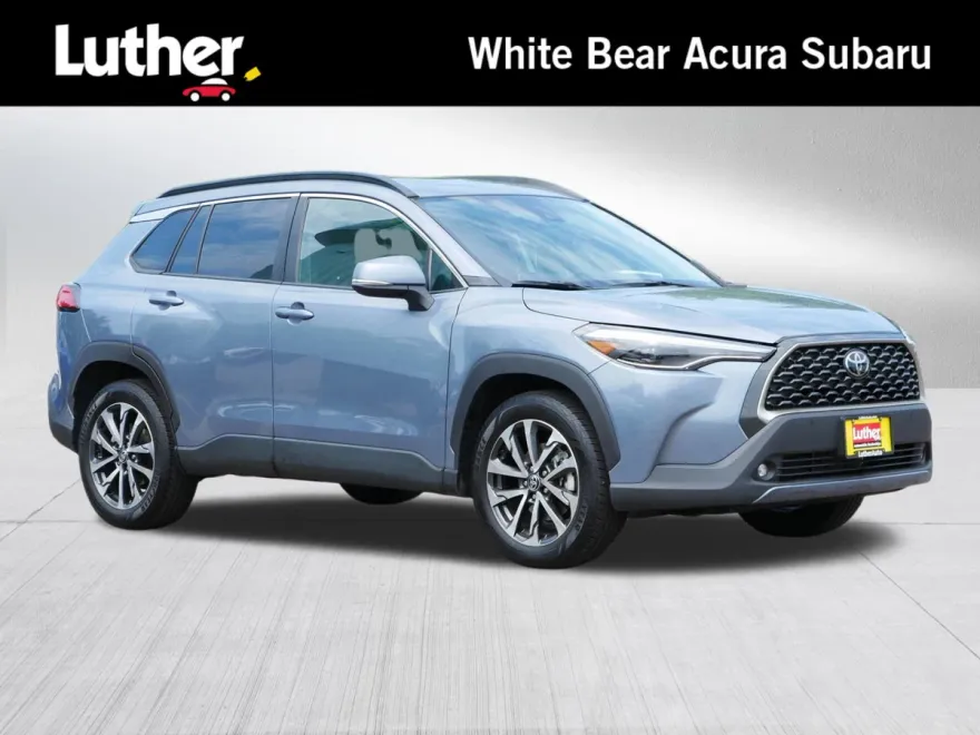 2022 Toyota Corolla Cross XLE photo 1