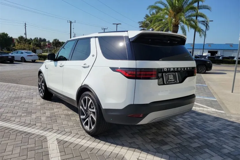 2025 Land Rover Discovery S photo 1