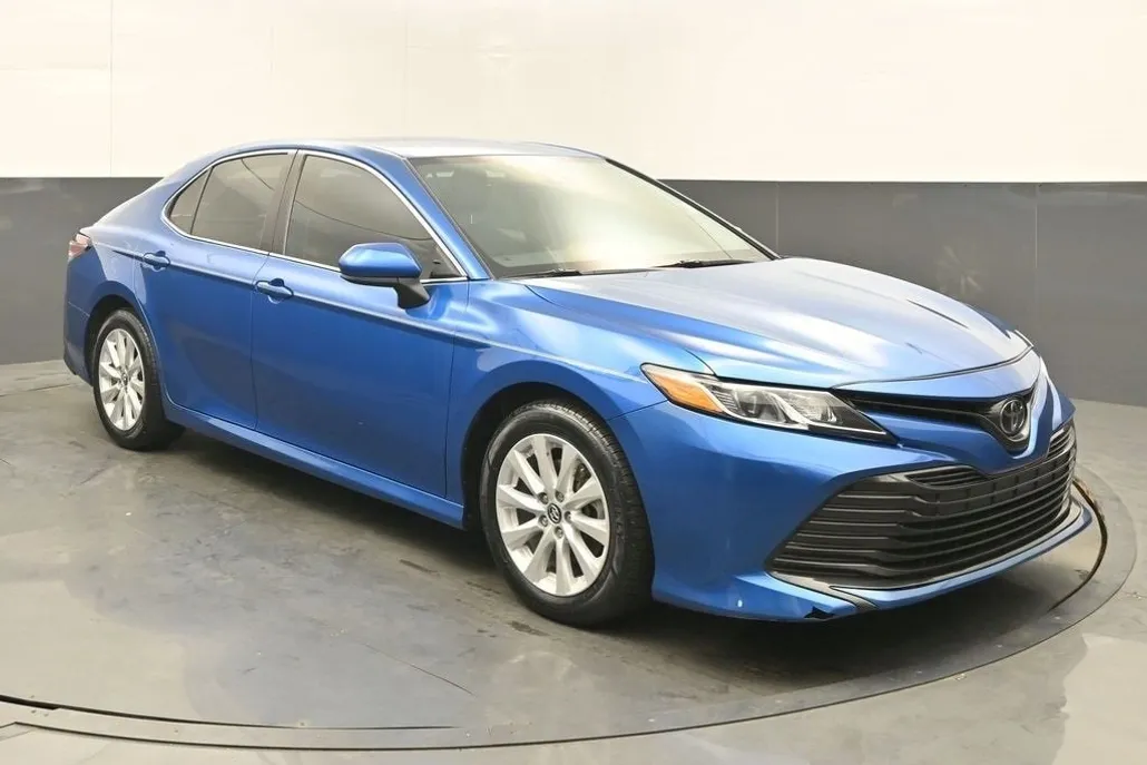 2020 Toyota Camry LE photo 1