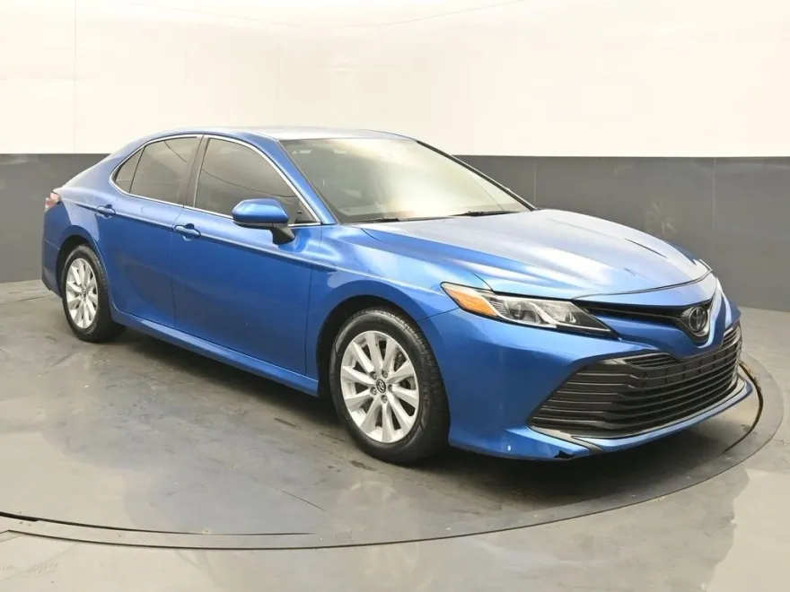 2020 Toyota Camry LE photo 1