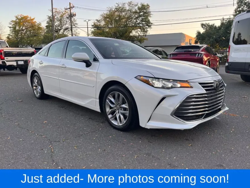 2022 Toyota Avalon XLE photo 1