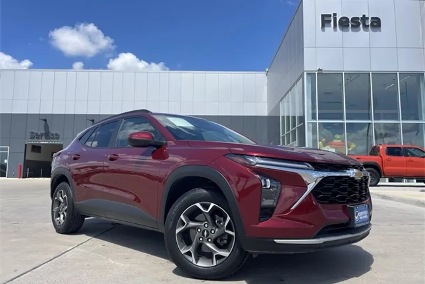 2025 Chevrolet Trax LT photo 1