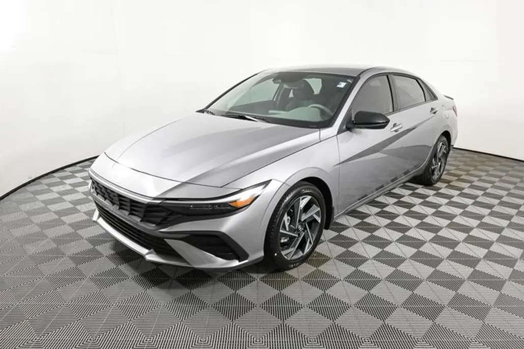 2025 Hyundai Elantra SEL Sport photo 1