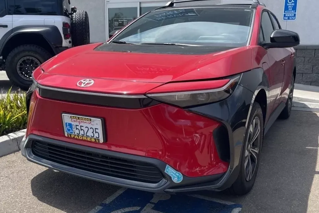 2024 Toyota bZ4X XLE photo 1
