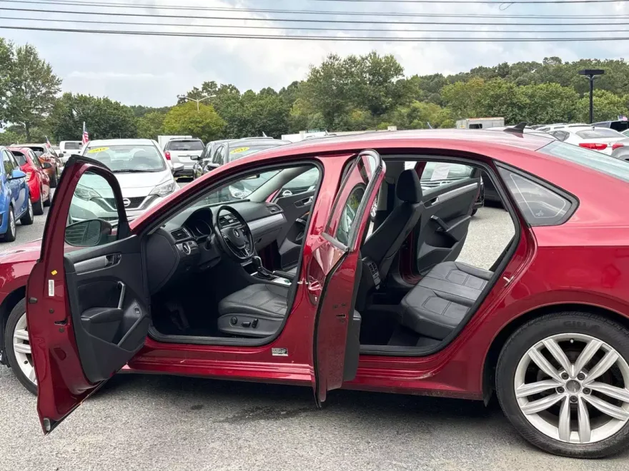 2019 Volkswagen Passat 2.0T Wolfsburg Edition photo 1