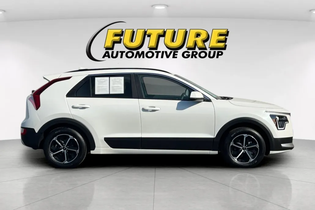 2025 Kia Niro LX photo 1