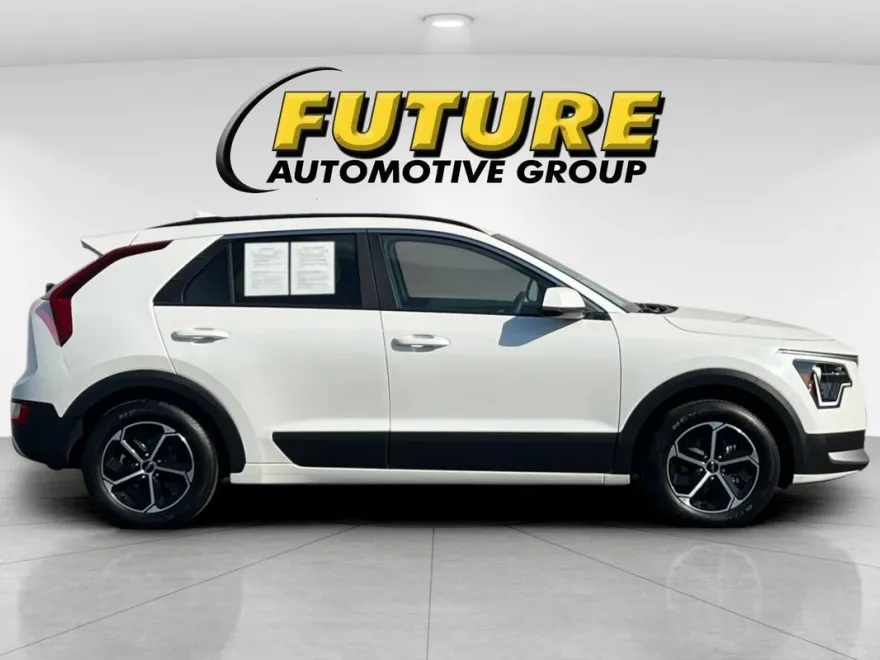 2025 Kia Niro LX photo 1