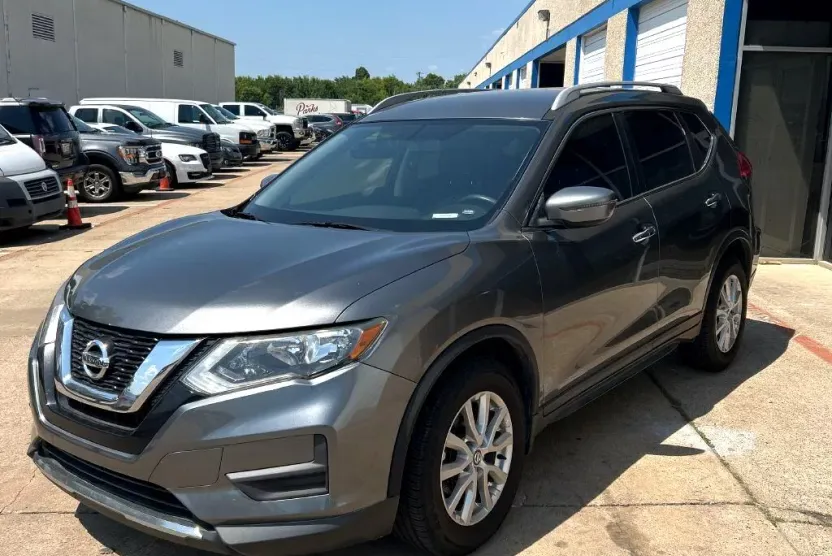 2017 Nissan Rogue SV photo 1