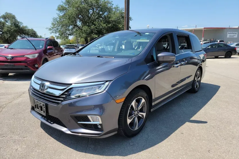 2018 Honda Odyssey Touring photo 1