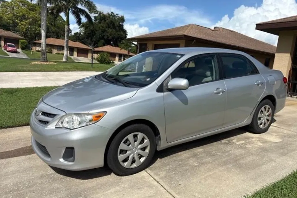 2011 Toyota Corolla LE photo 1