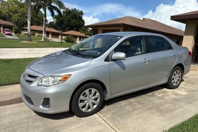 2011 Toyota Corolla LE photo 1
