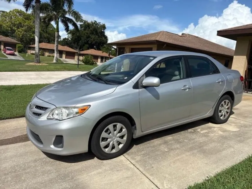2011 Toyota Corolla LE photo 1