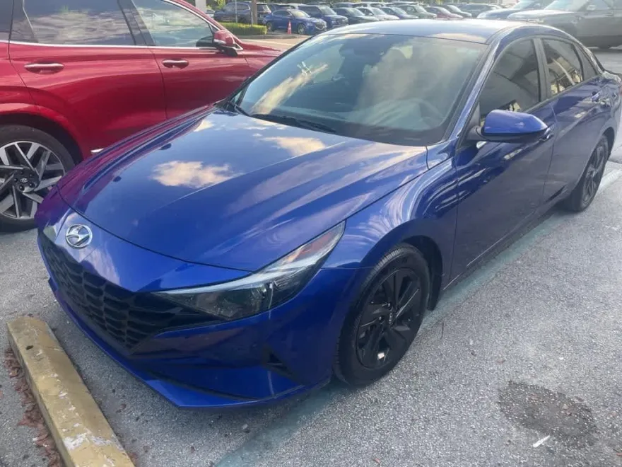 2023 Hyundai Elantra SEL photo 1