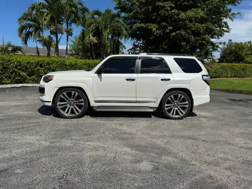 2019 Toyota 4Runner SR5 photo 1