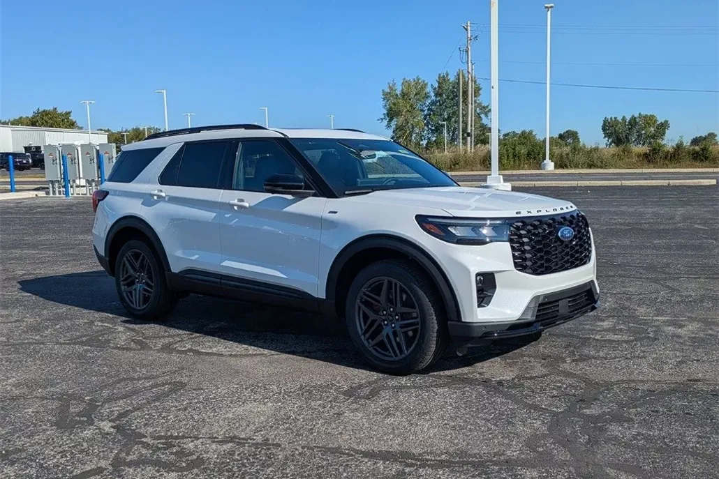 2025 Ford Explorer ST-Line photo 1