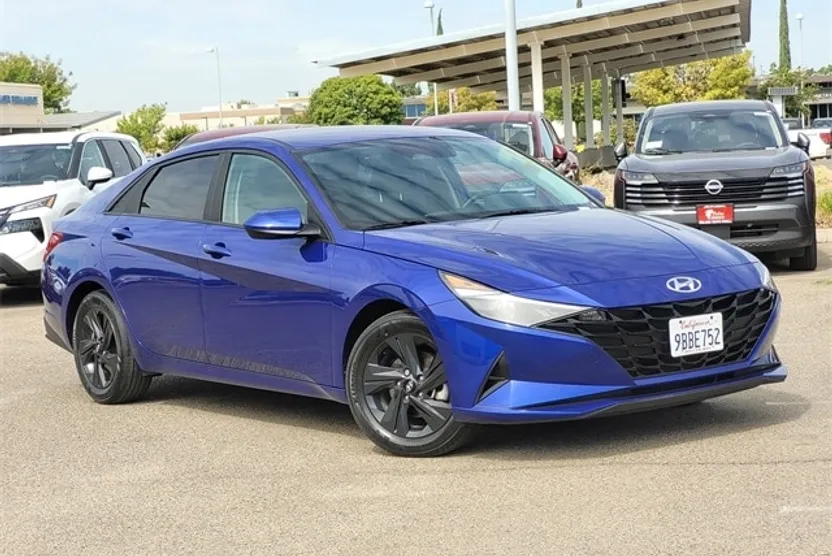 2022 Hyundai Elantra SEL photo 1