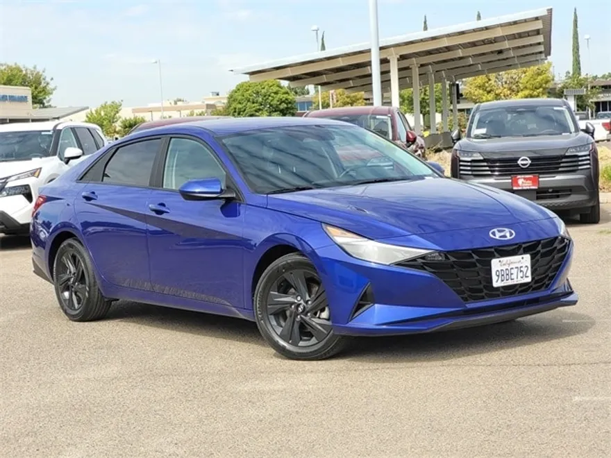 2022 Hyundai Elantra SEL photo 1