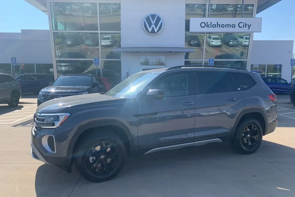 2025 Volkswagen Atlas Peak Edition SE Technology photo 1