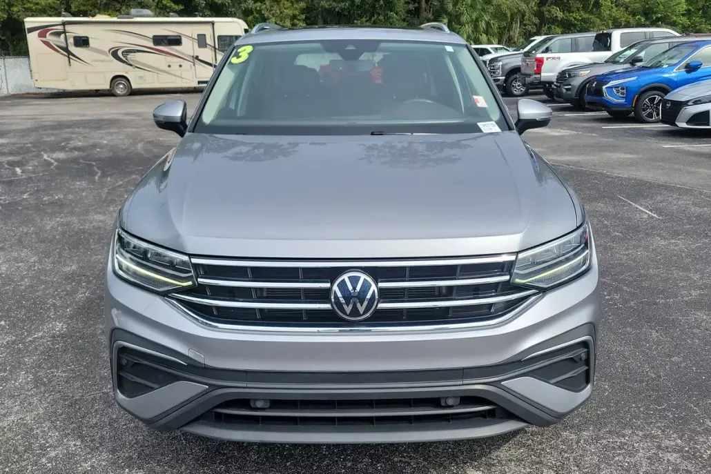 2023 Volkswagen Tiguan SE photo 1