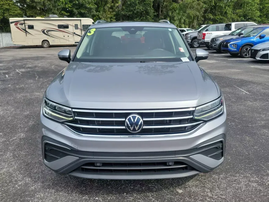2023 Volkswagen Tiguan SE photo 1