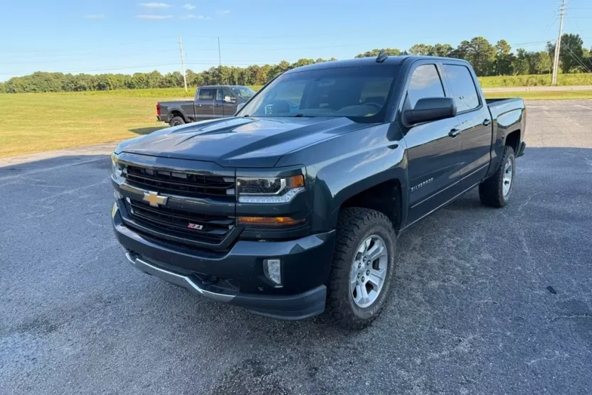 2017 Chevrolet Silverado 1500 LT photo 1