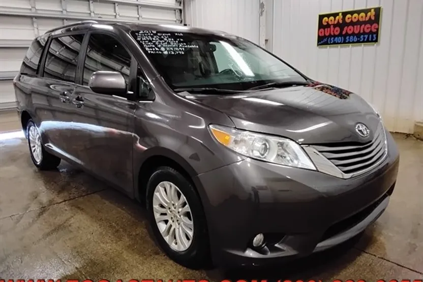 2015 Toyota Sienna XLE photo 1