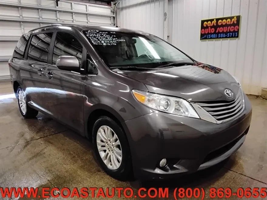 2015 Toyota Sienna XLE photo 1