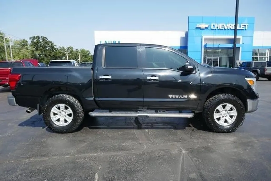 2019 Nissan Titan SV photo 1
