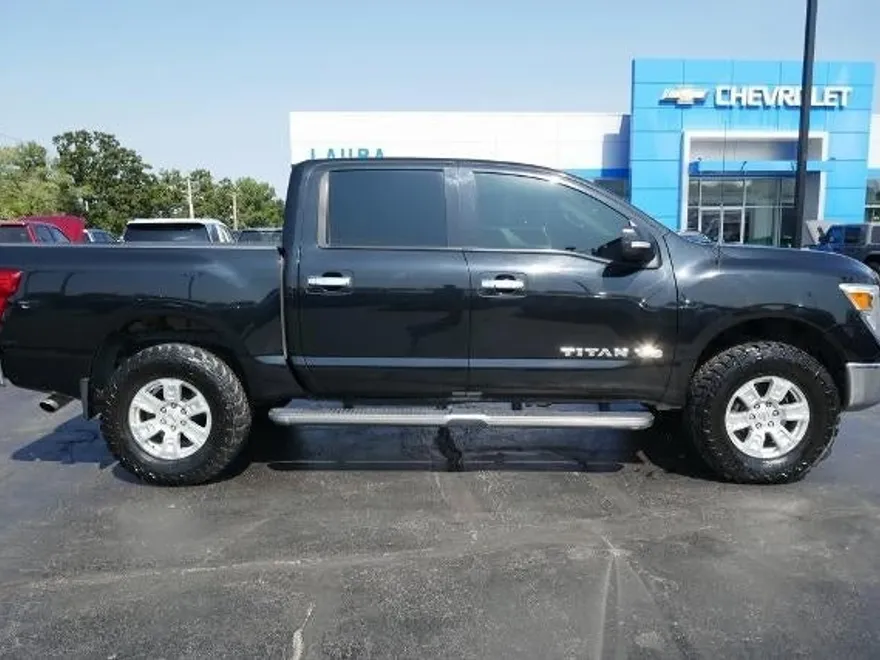 2019 Nissan Titan SV photo 1