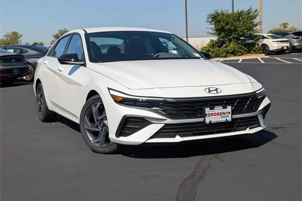 2025 Hyundai Elantra SEL Sport photo 1