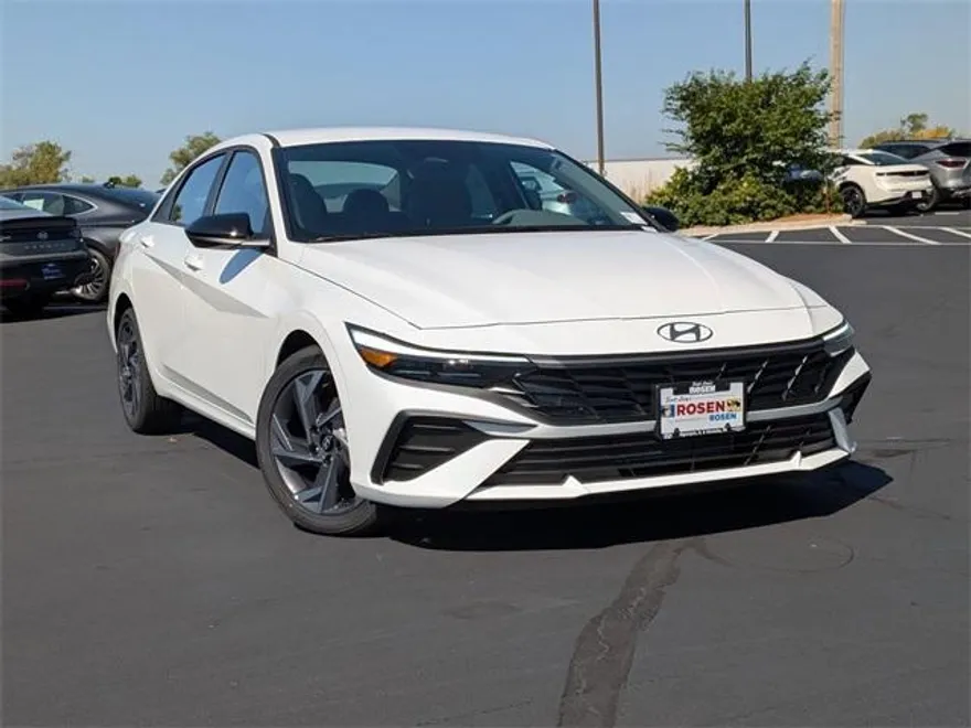2025 Hyundai Elantra SEL Sport photo 1