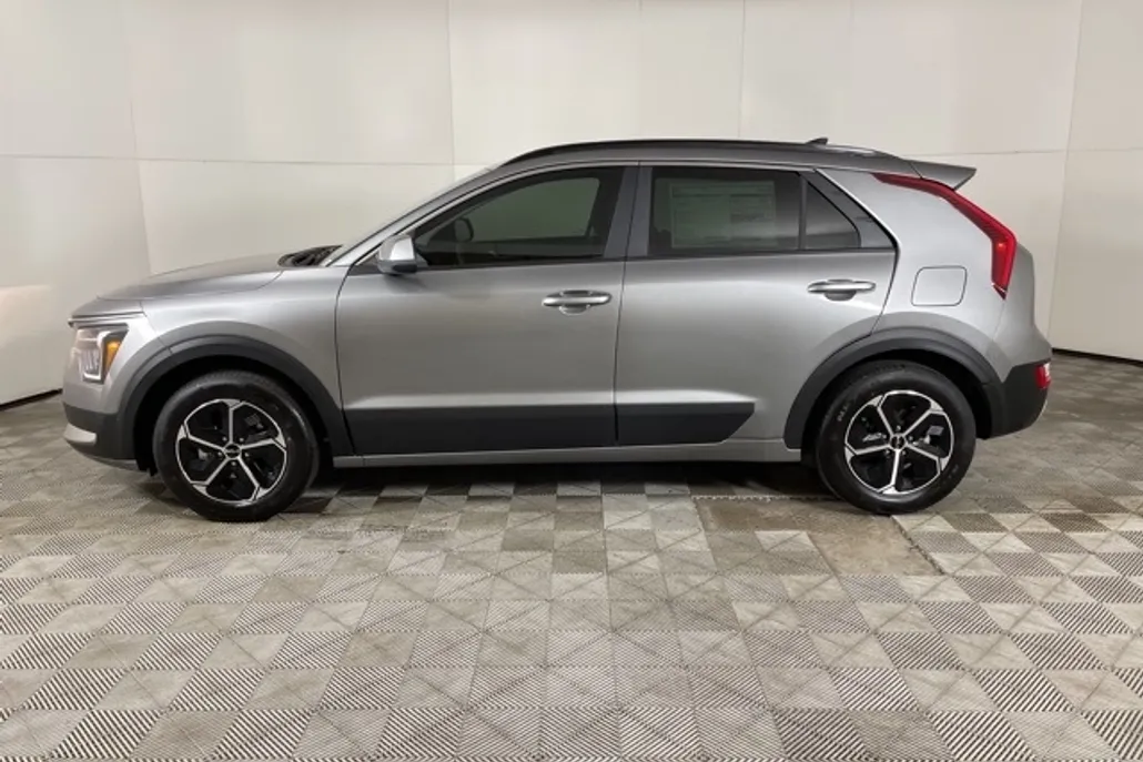 2025 Kia Niro LX photo 1