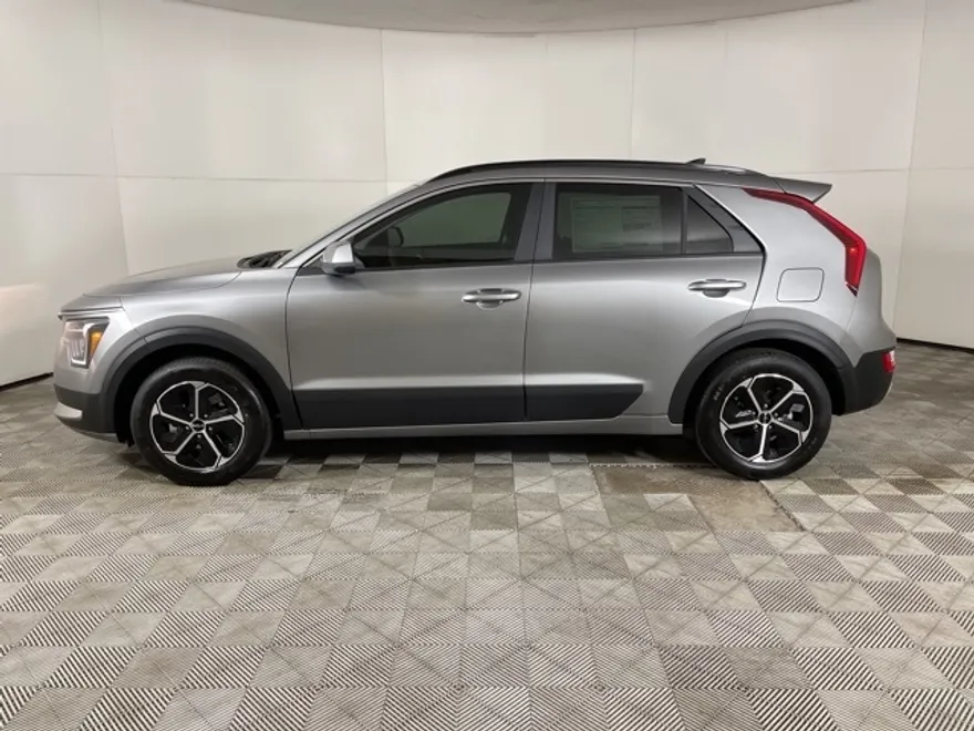 2025 Kia Niro LX photo 1