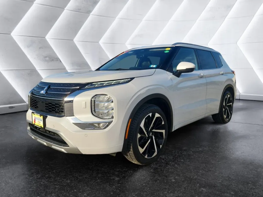 2022 Mitsubishi Outlander SEL photo 1
