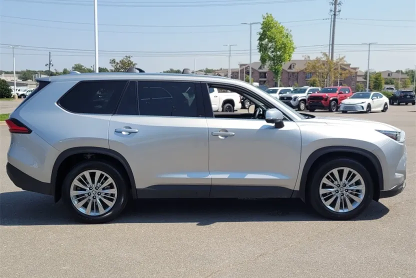 2024 Toyota Grand Highlander Platinum photo 1