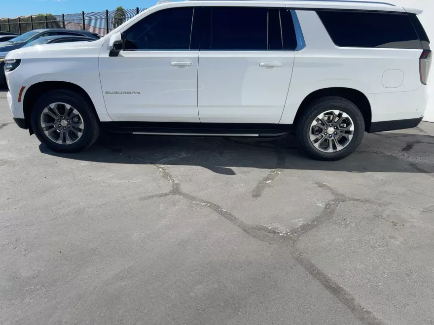 2025 Chevrolet Suburban LT photo 1