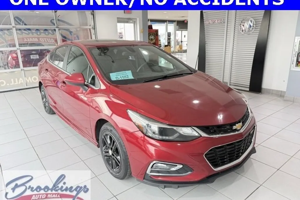2017 Chevrolet Cruze LT photo 1