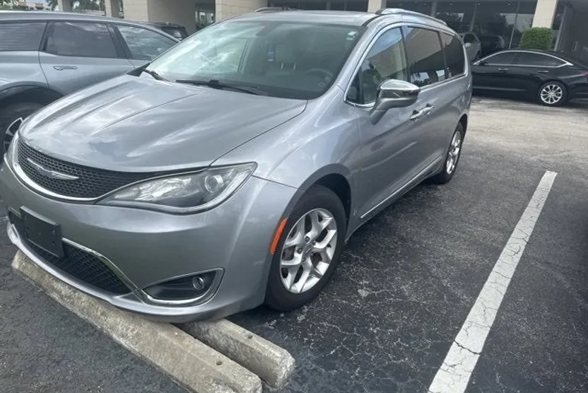 2020 Chrysler Pacifica Limited photo 1