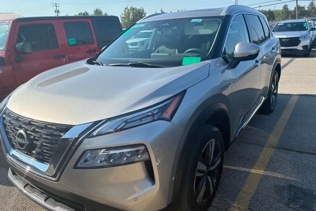 2023 Nissan Rogue SL photo 1
