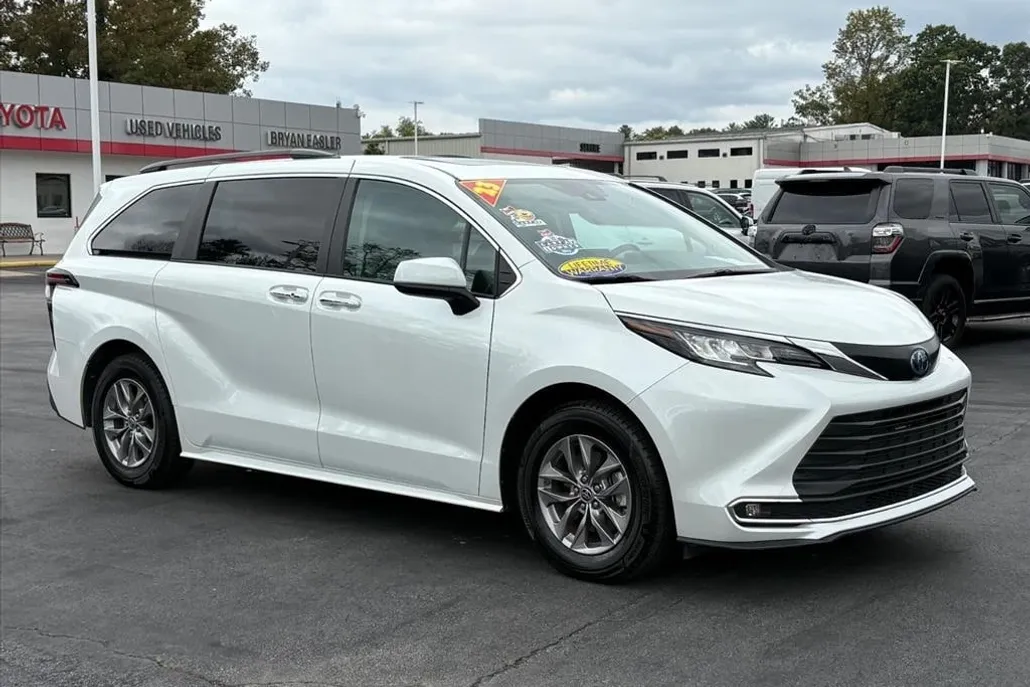 2023 Toyota Sienna XLE photo 1