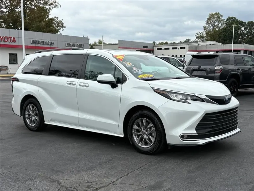 2023 Toyota Sienna XLE photo 1