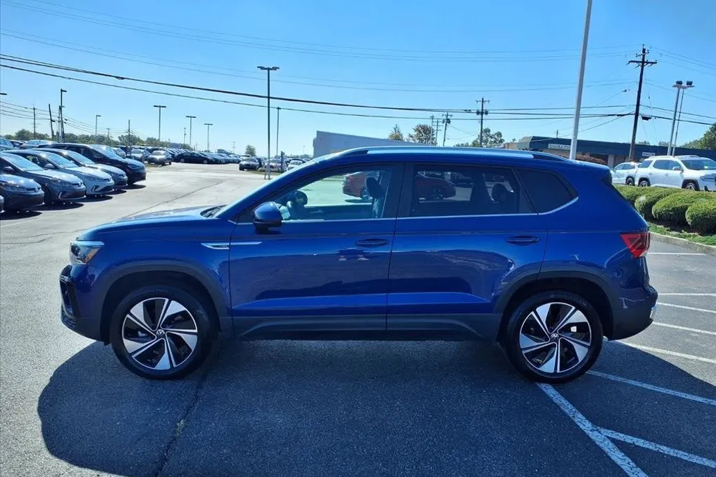 2024 Volkswagen Taos SE photo 1