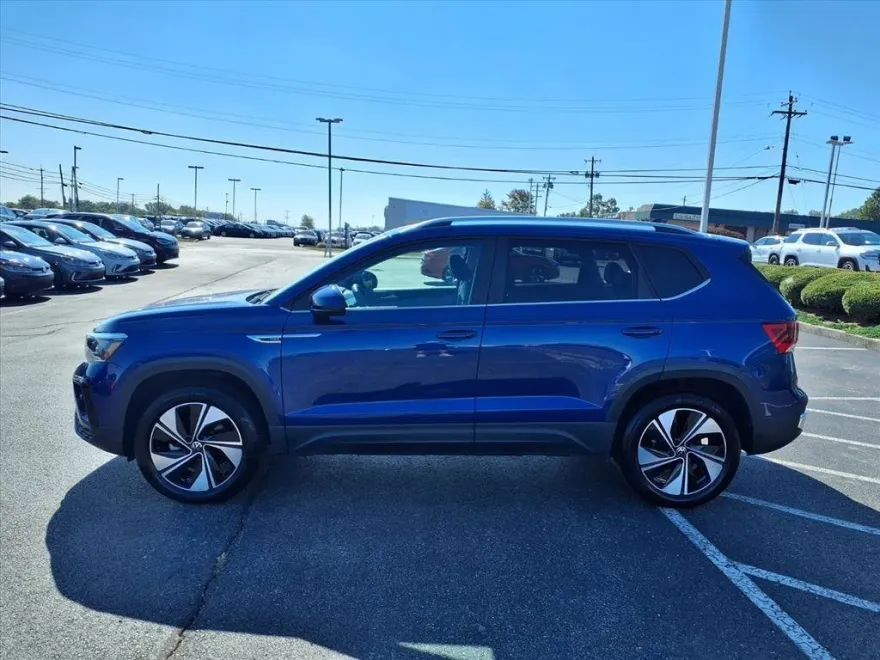 2024 Volkswagen Taos SE photo 1