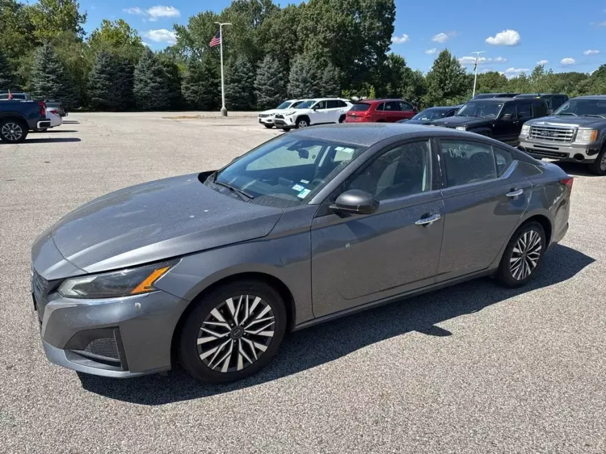 2024 Nissan Altima 2.5 SV photo 1