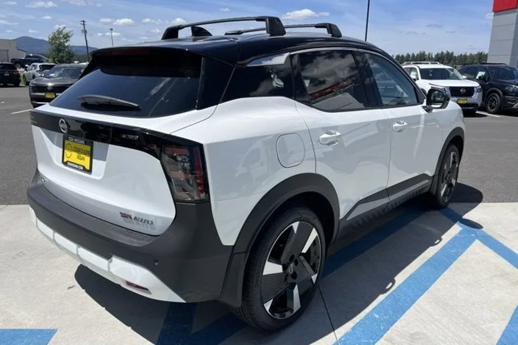 2025 Nissan Kicks SR photo 1