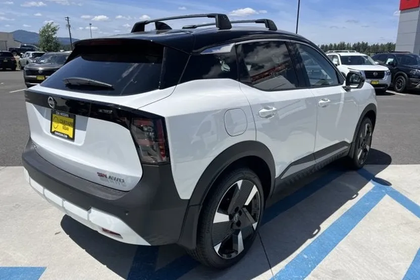 2025 Nissan Kicks SR photo 1