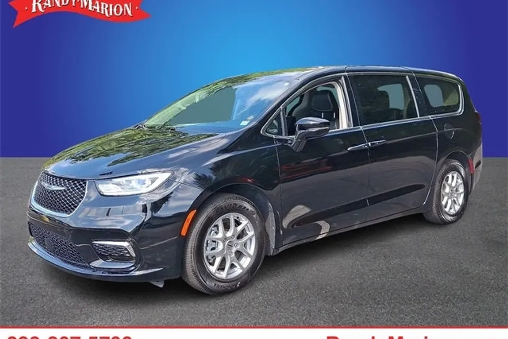 2024 Chrysler Pacifica Touring L photo 1