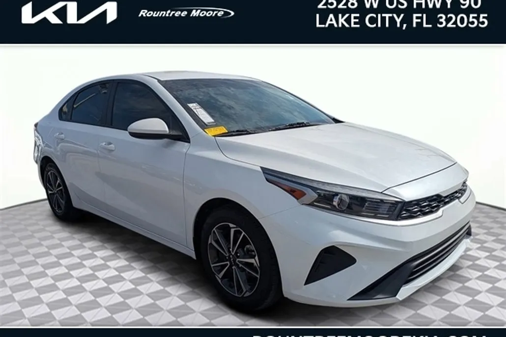 2023 Kia Forte LXS photo 1